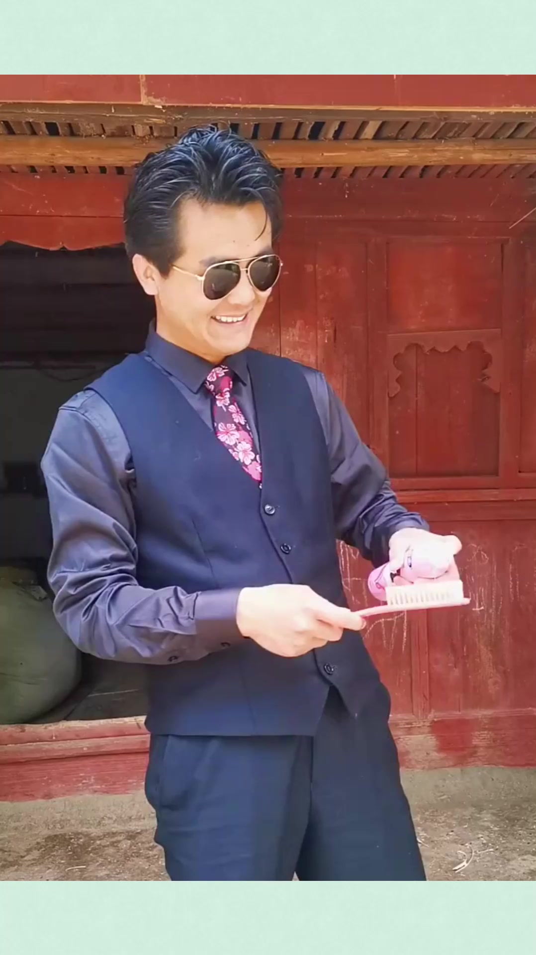 八十年代的大背头,当时留这种发型的人,身份地位绝对不一般