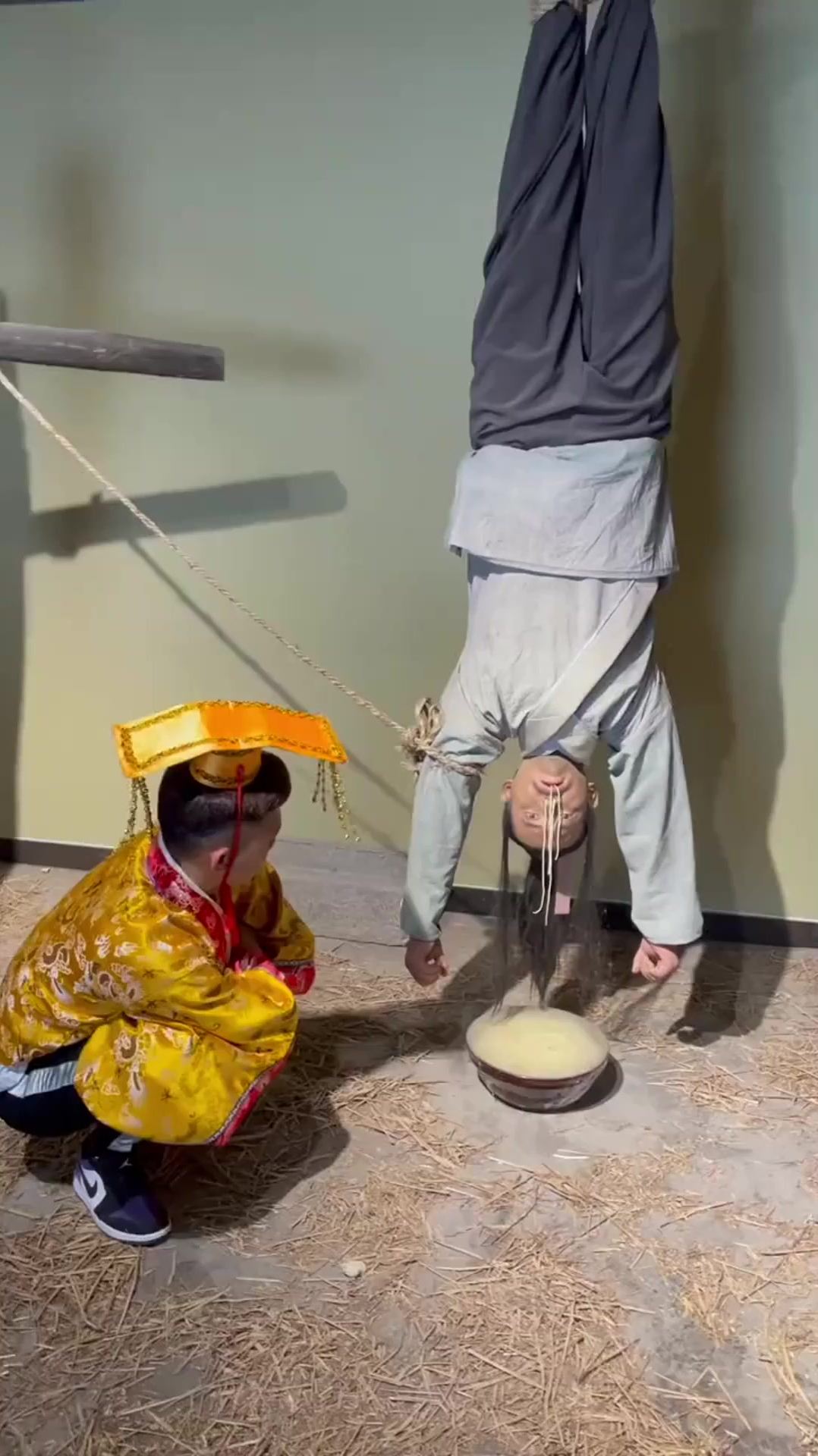 古代刑罚展览,倒立将人倒起来七七四十九天,放下来已不成人样!