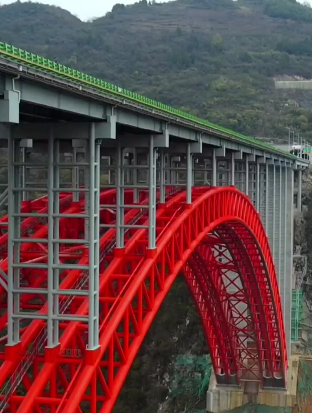 大发渠特大桥,全长1427米主跨410米,桥宽33米