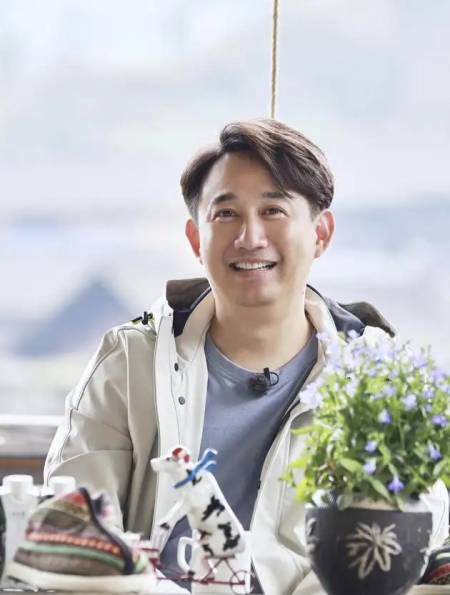 黄磊黄渤严敏酒吧同框,打扮低调认不出,网友直呼梦回极限挑战-度小视