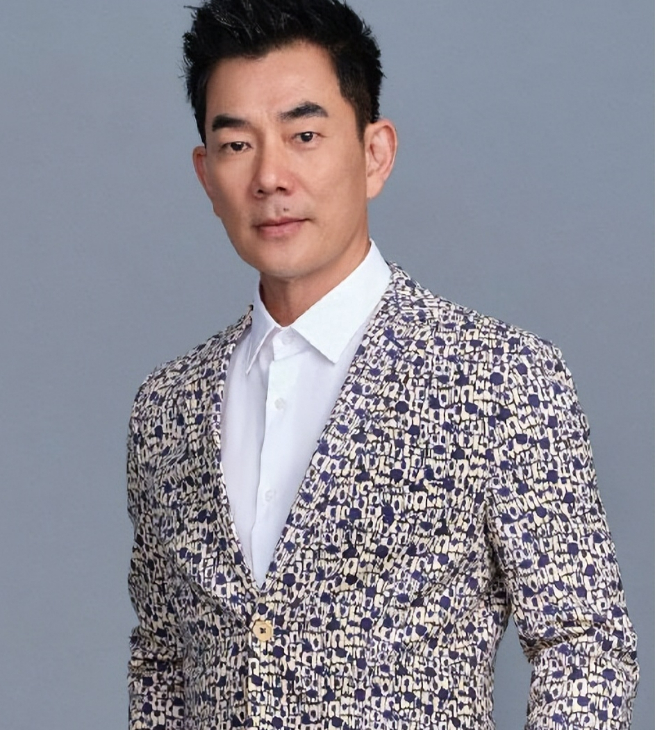 任贤齐和女儿国外被偶遇,女儿身材火辣,妻子另类穿搭惹争议