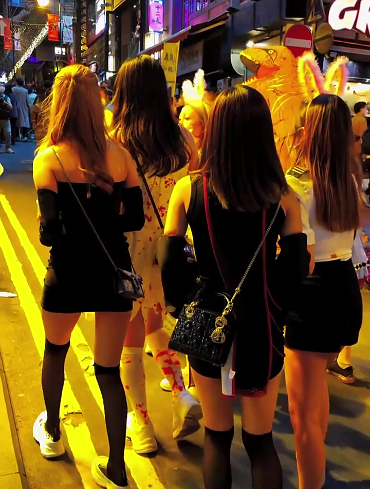 香港兰桂坊,一个有钱人和老外的聚集地,白天又是另一番景象