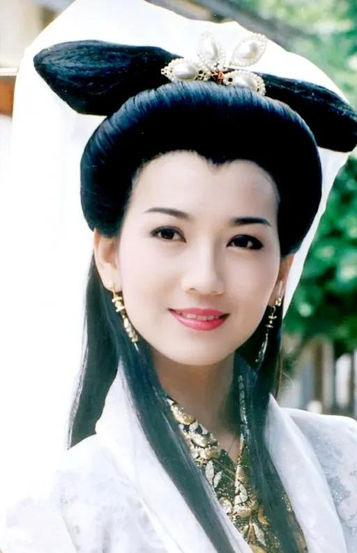 赵雅芝,1954年出生香港九龙,祖籍河南开封市,看看她年轻的颜值