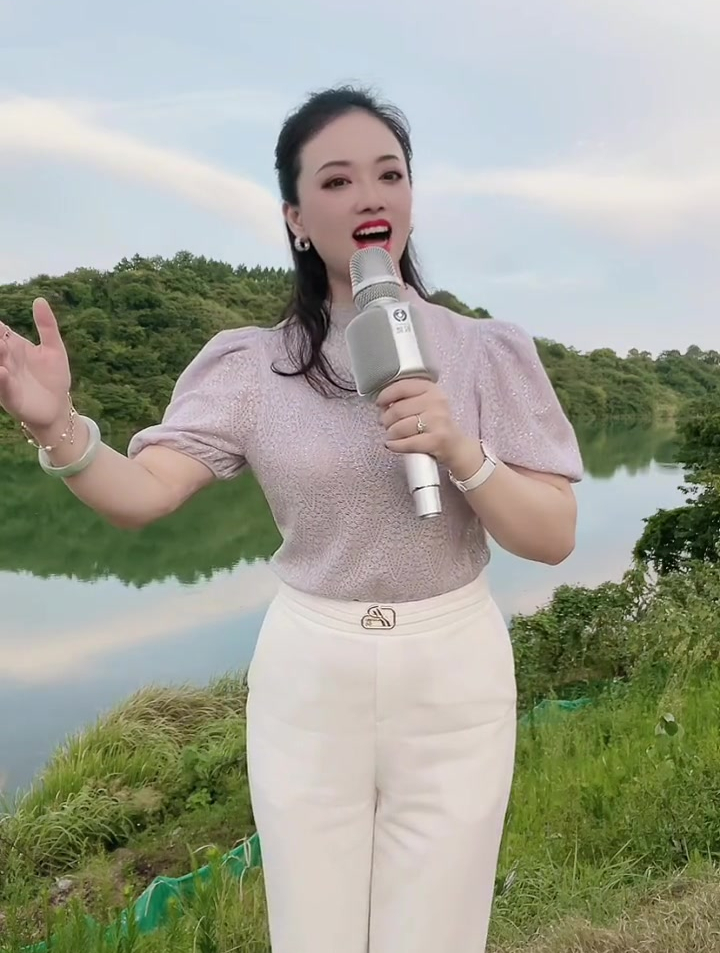 歌手伍静户外演唱《鸿雁》欢迎大家观看