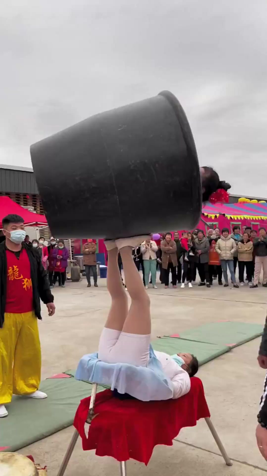 杂技团的顶梁柱,马路上表演顶大缸,这力气是真大!