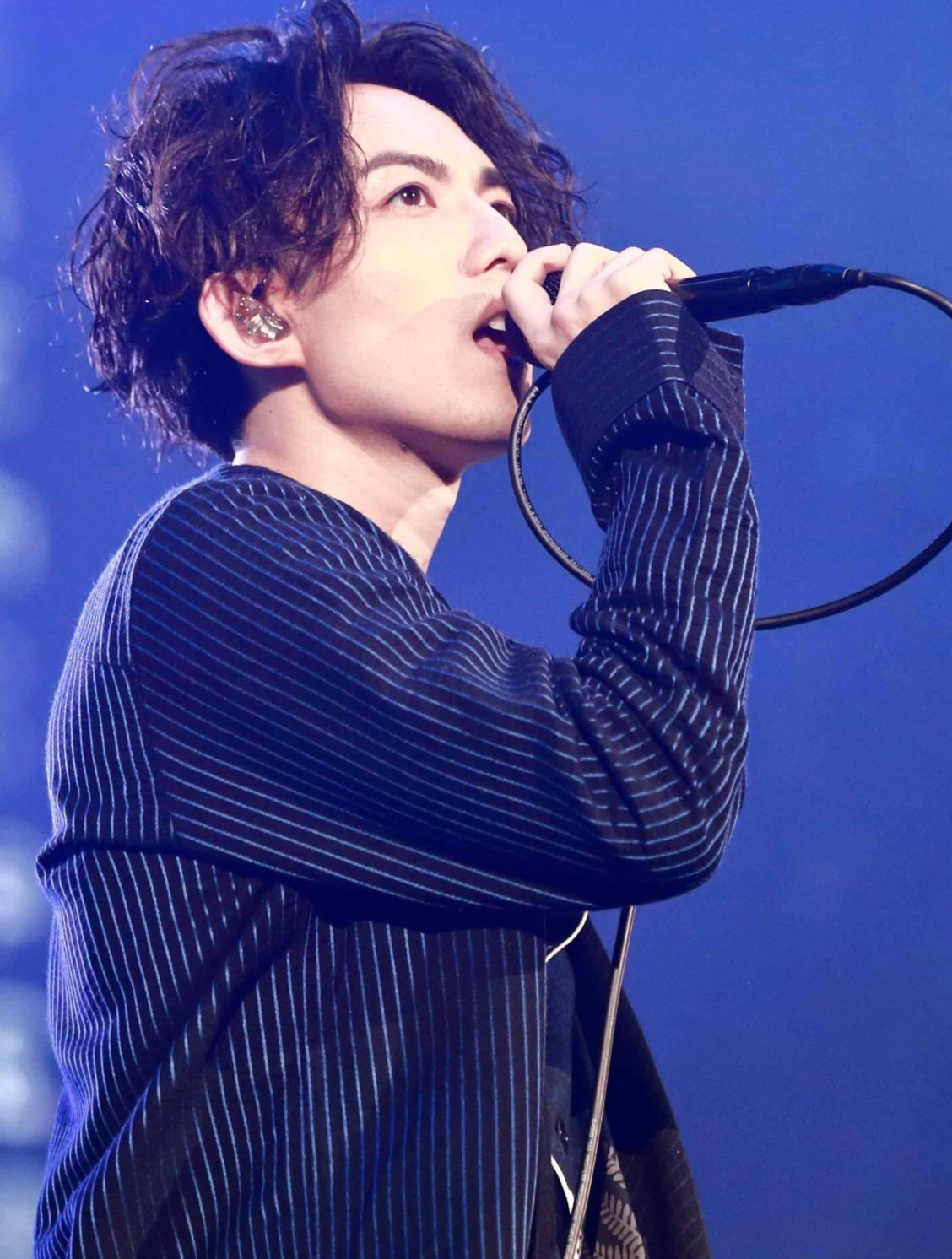 林宥嘉时尚黑色系穿搭亮相北京机场颇具时尚魅力