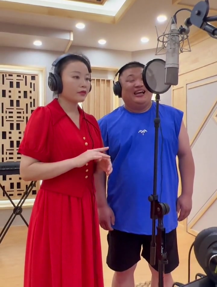 草帽姐和丈夫李超直播唱歌欢迎大家观看