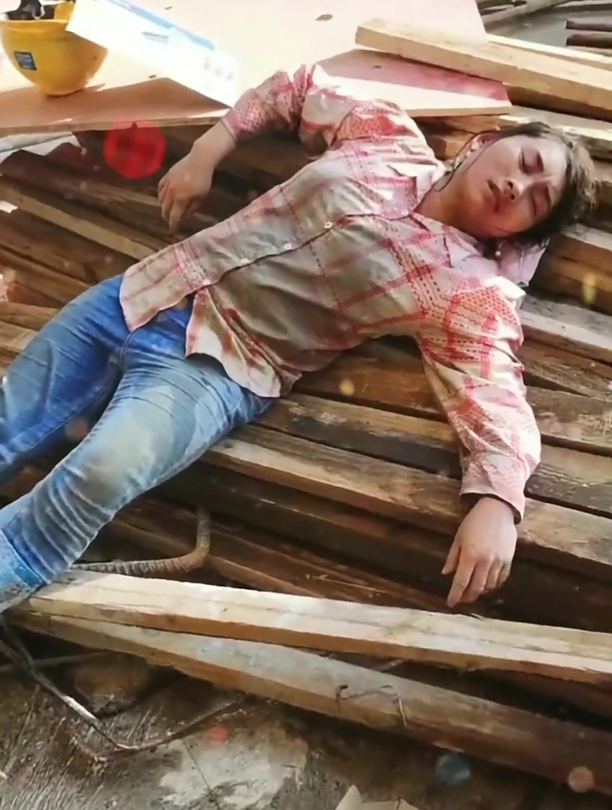 女子在工地搬砖累倒,为了孩子,也要坚持!