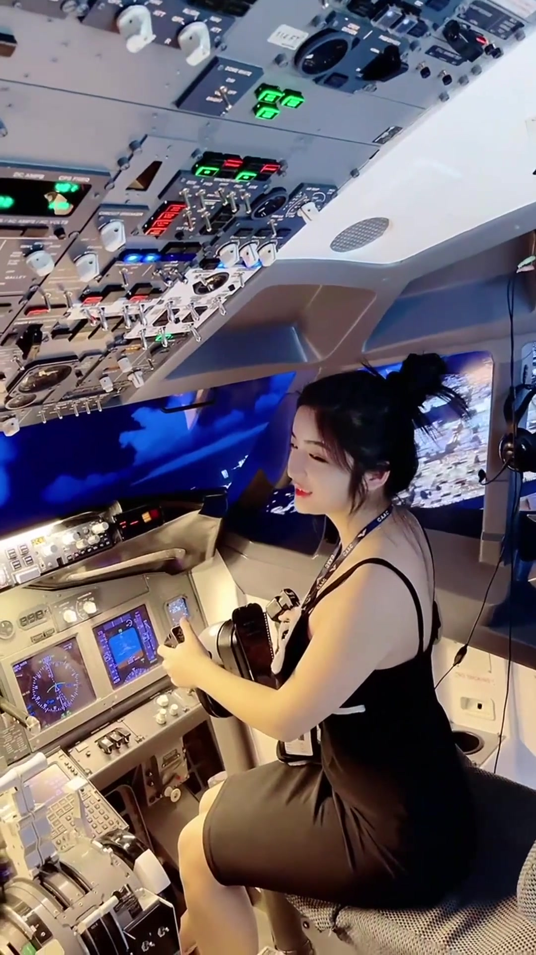 女机长飞行,还不忘和副驾驶聊聊天,开飞机这么随意吗?