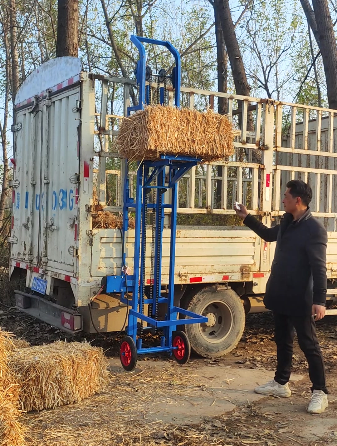 草捆裝車神器,邊走邊裝草捆更省力-度小視