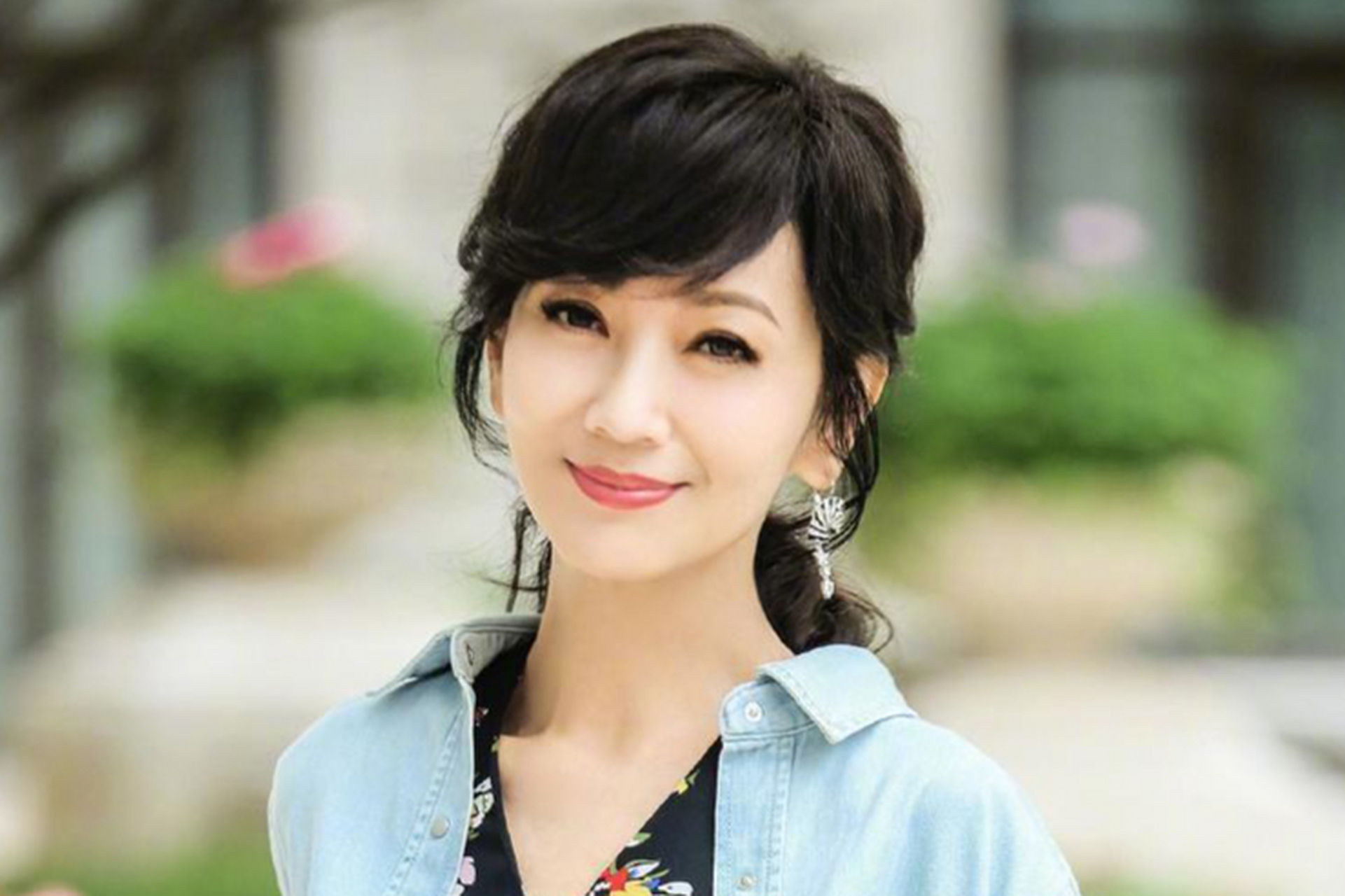 赵雅芝离婚引发社会关注,有人指责她作为公众人物应保护私人生活,有人