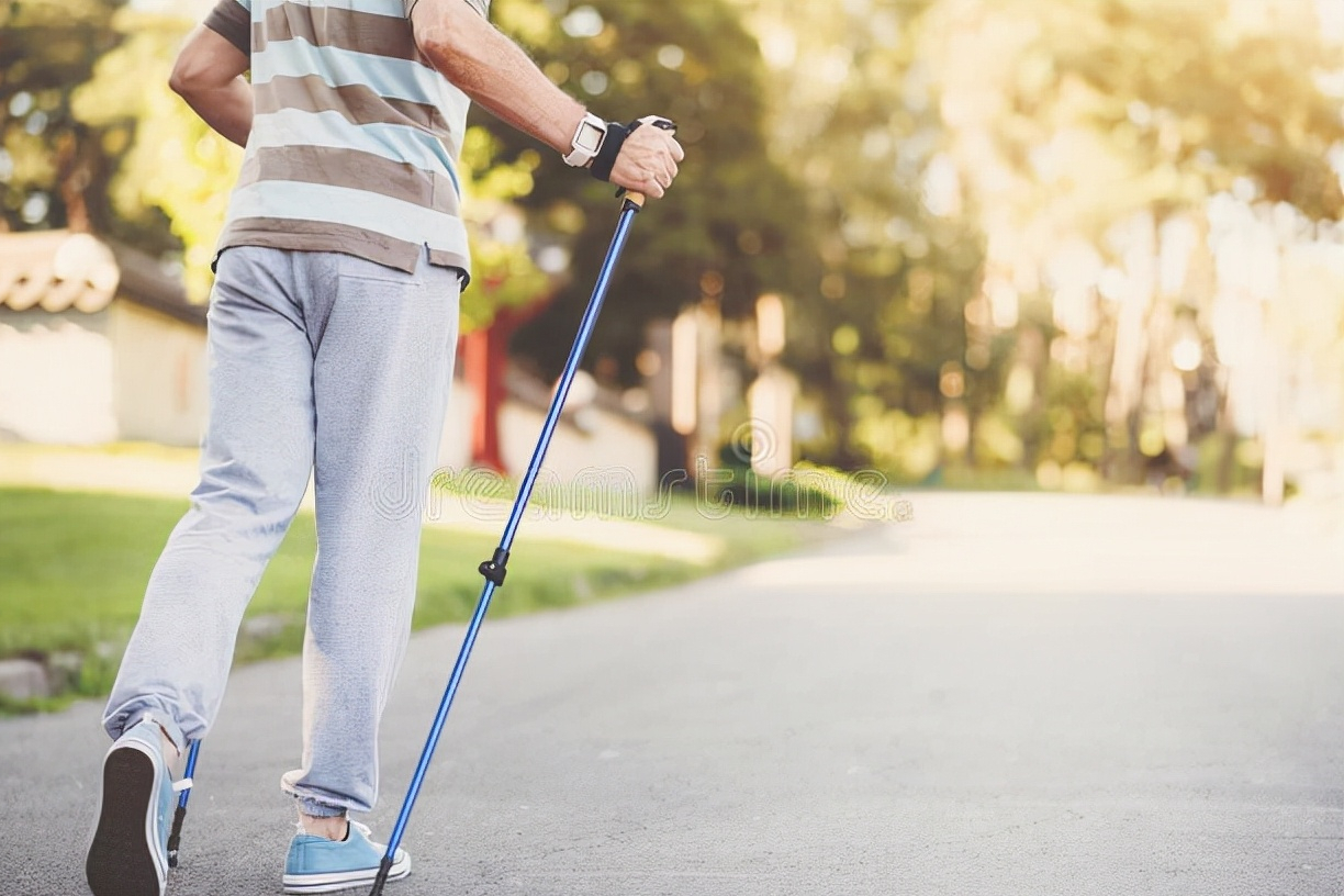 走路是老年人最适合的运动之一,掌握5个要点,合理锻炼更健康