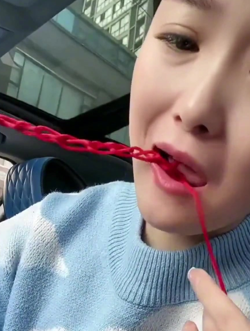 女子表演用舌头给绳子打结,速度比我们用手都快!-度小视