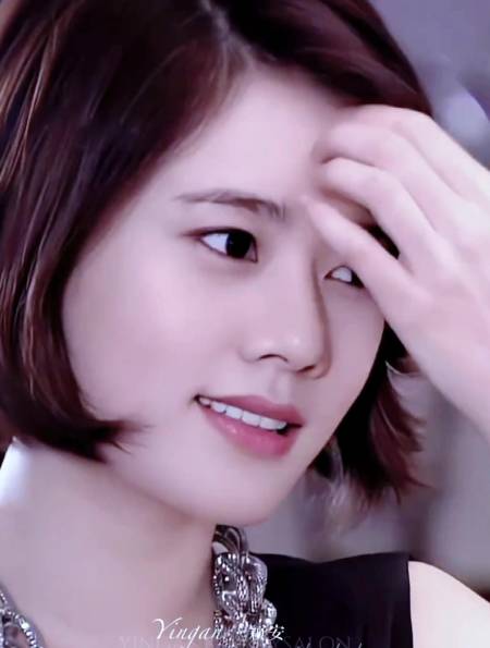 秋瓷炫穿这么性感,也不怕于晓光吃醋,深v开叉裙上下皆露好撩人-度小视