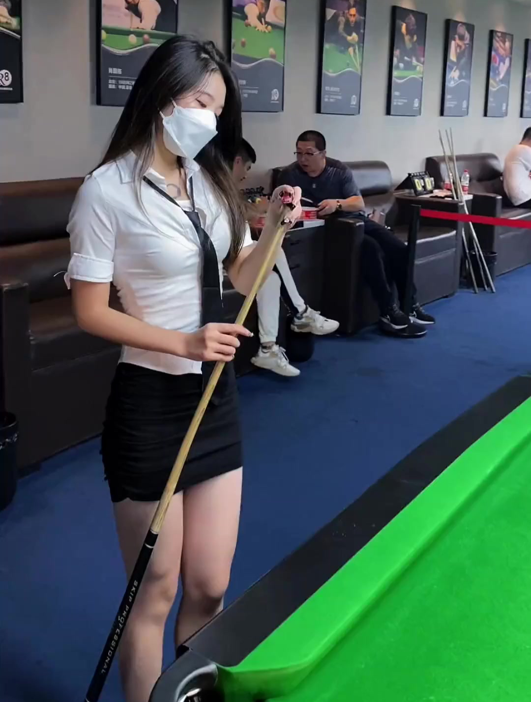 台球馆里的美女助教,穿成这样打台球,这不是纯纯要我命吗?-度小视