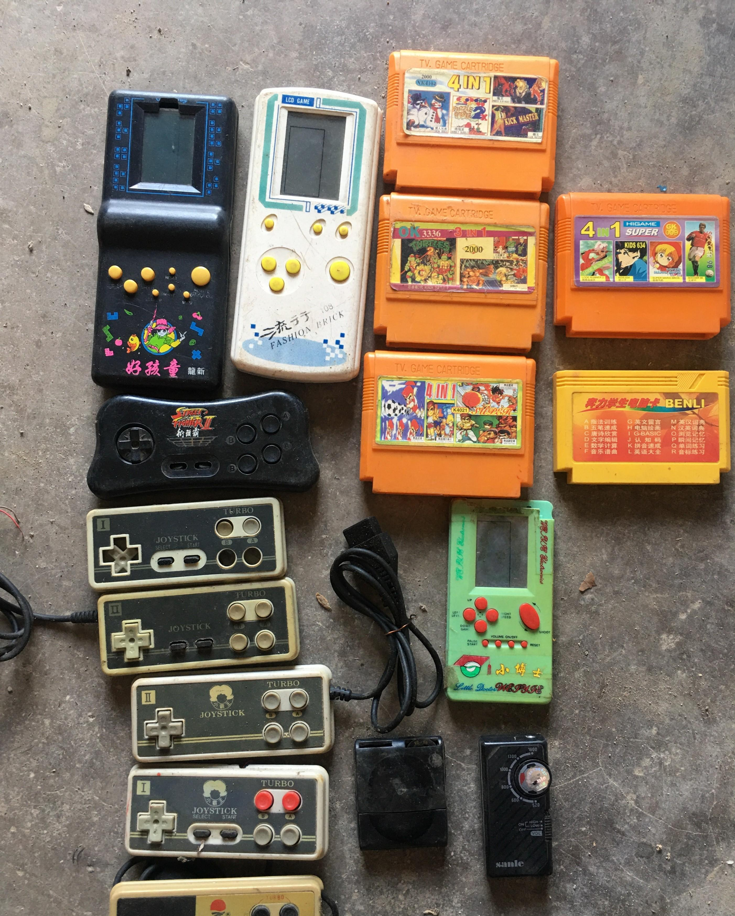 记得童年的插卡游戏机么?牛屎卡带呢?随身收音机呢?