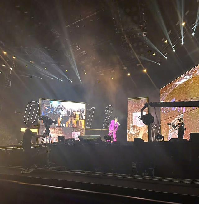 by2晒林俊杰演唱会上与angelababy的合照,梦幻联动了,太羡慕了