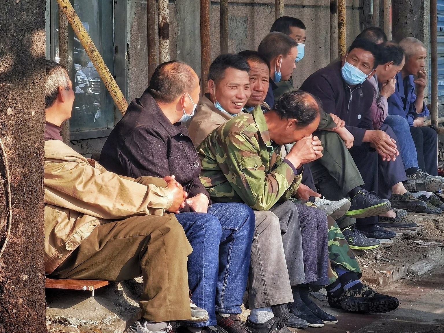 人到中年"集体失声",70,80后的生存现状究竟有多难?很真实了