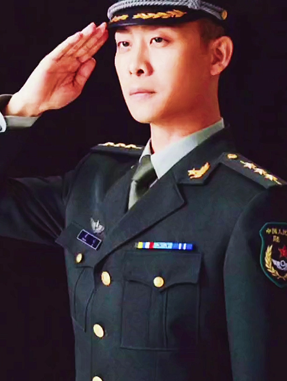如有战召必回!张译晒当兵旧照庆祝解放军建军95周年