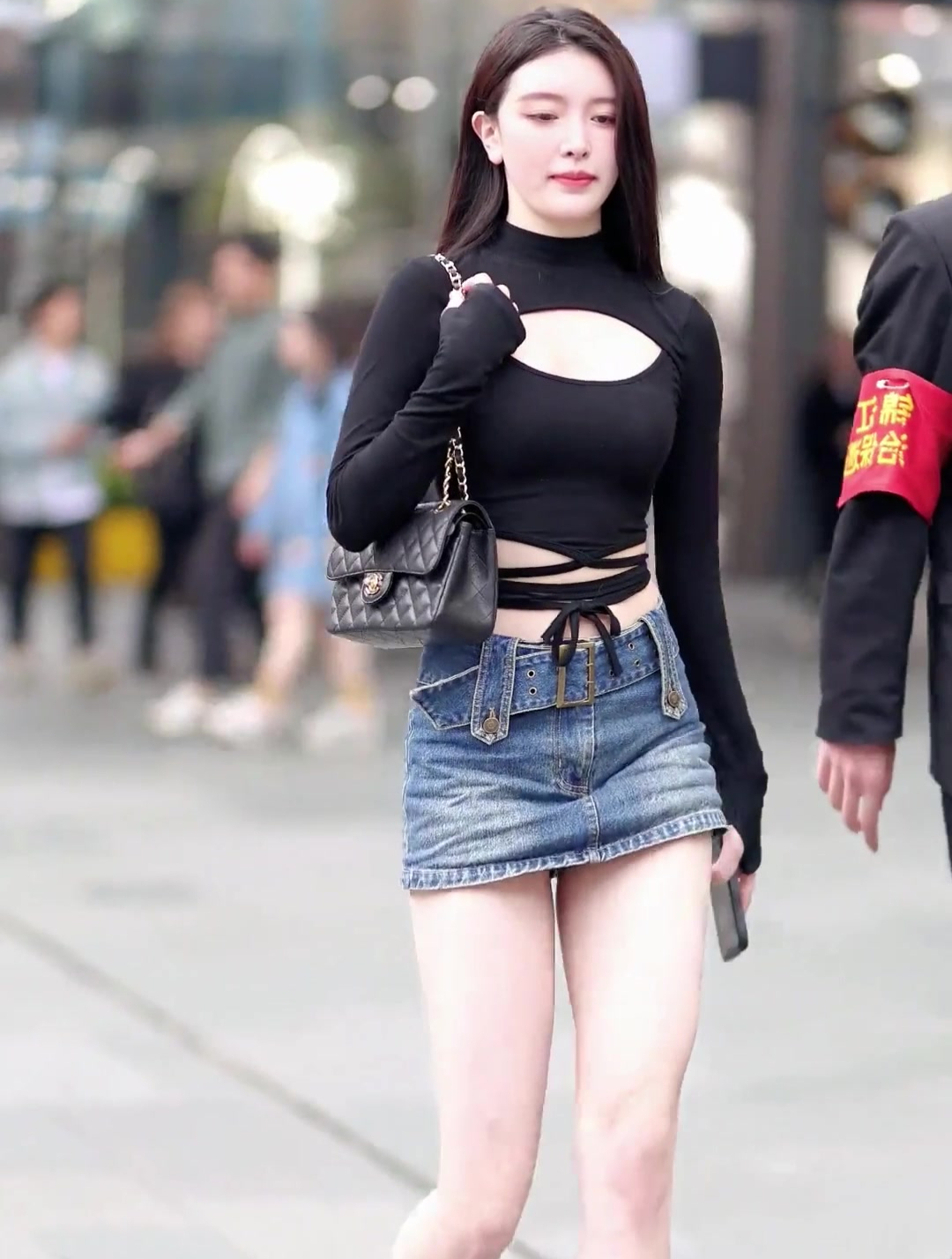 街拍:美女穿个超短裙,故意放低那么多,内内都漏了,不知羞耻!