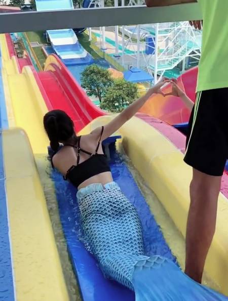 水上乐园拍到的一幕,救生员太会接了,原谅我没忍住-度小视