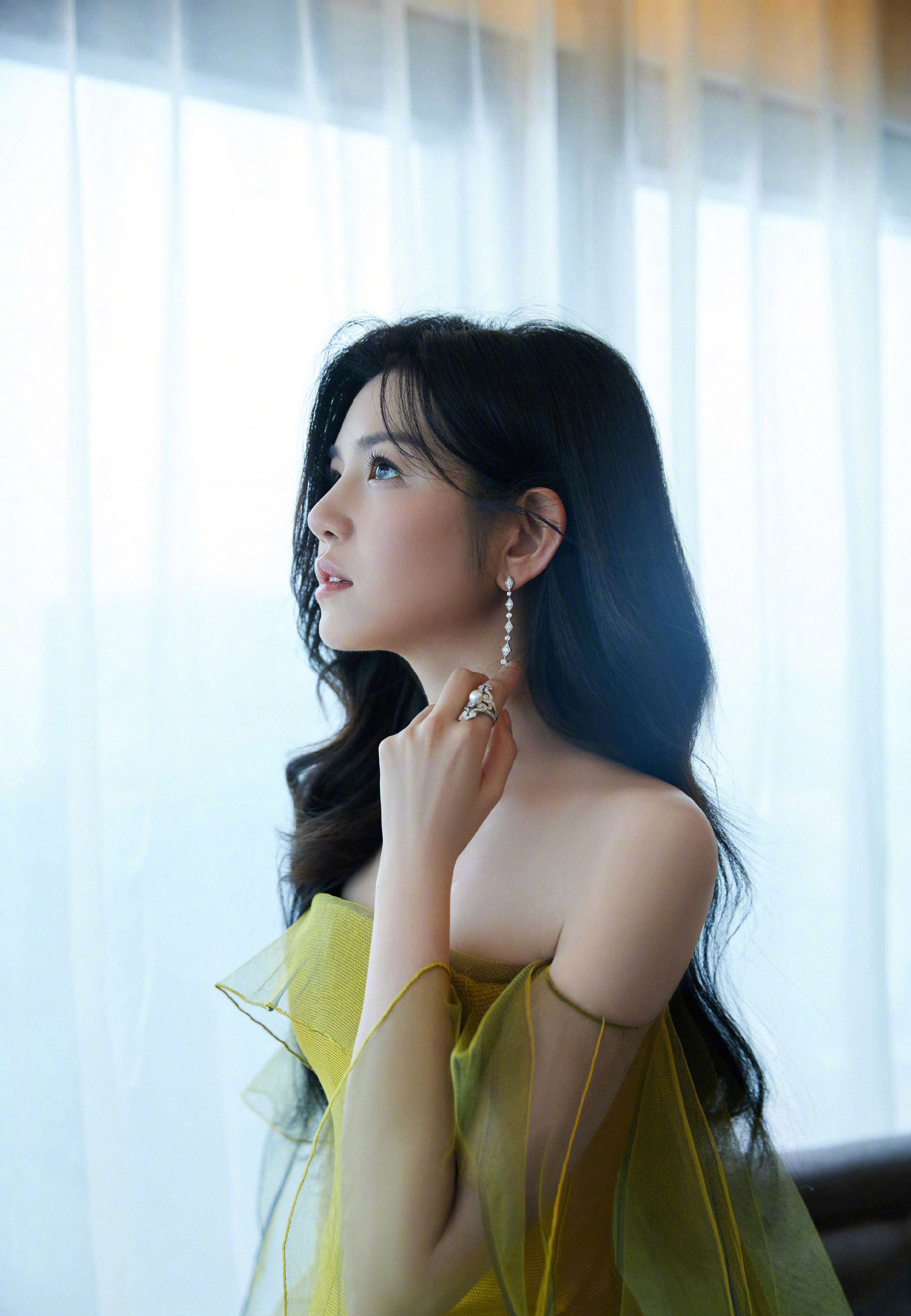 陈妍希其实并不胖,穿收腰薄纱礼服,宛如小仙女般灵动优雅