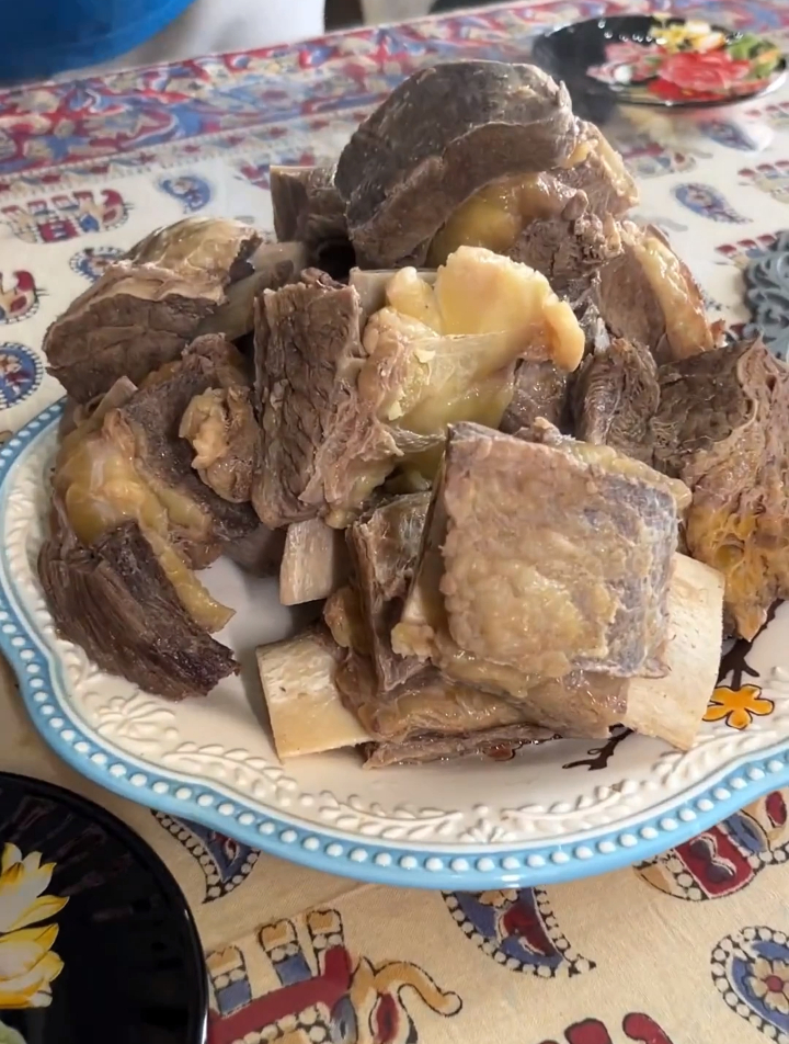 达西今天给媳妇安排了黄膘牛排!媳妇说就想吃这口了!