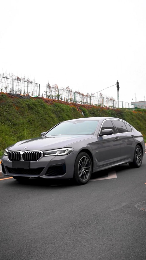 宝马5系贝尔尼纳灰色改色膜