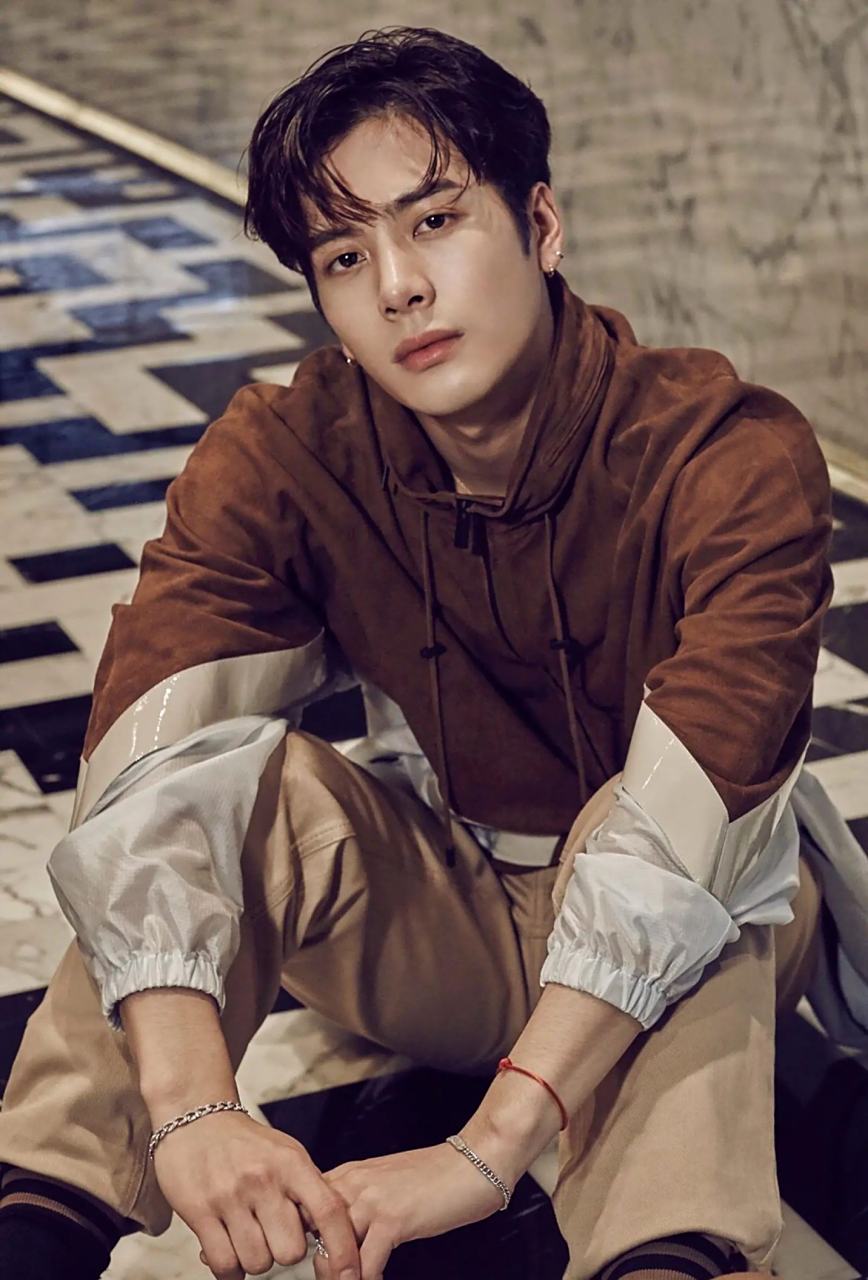 王嘉尔凭借深邃的双眼,独特的五官和阳光笑容吸引粉丝关注.