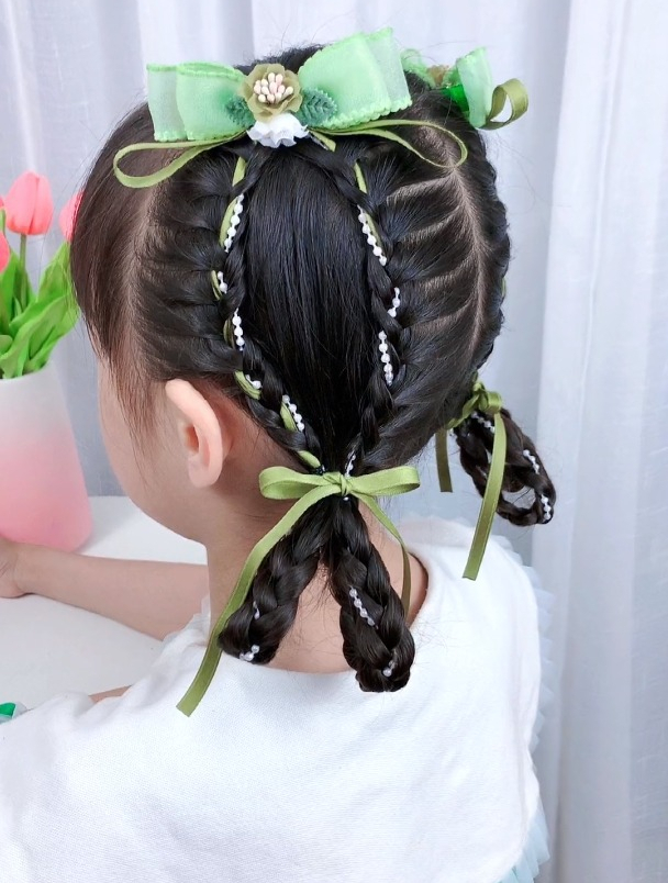 小朋友们都喜欢的花仙子发型教程来啦,扎上秒变甜甜小公主