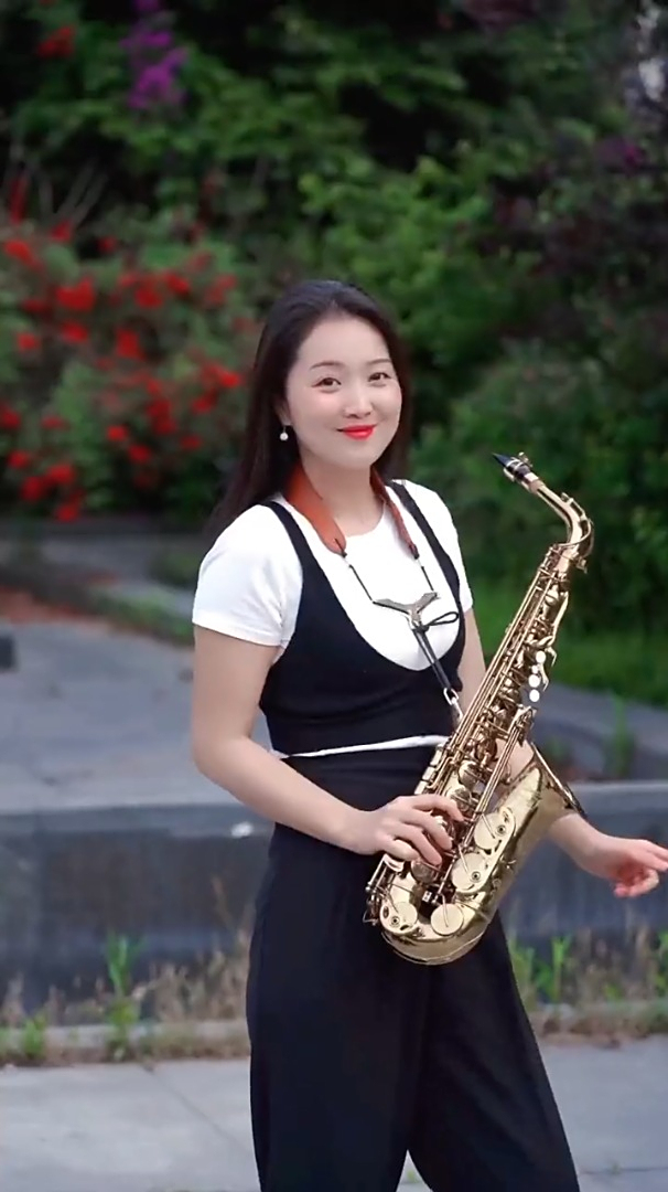 春晓萨克斯演奏爱你一万年欢迎大家观看
