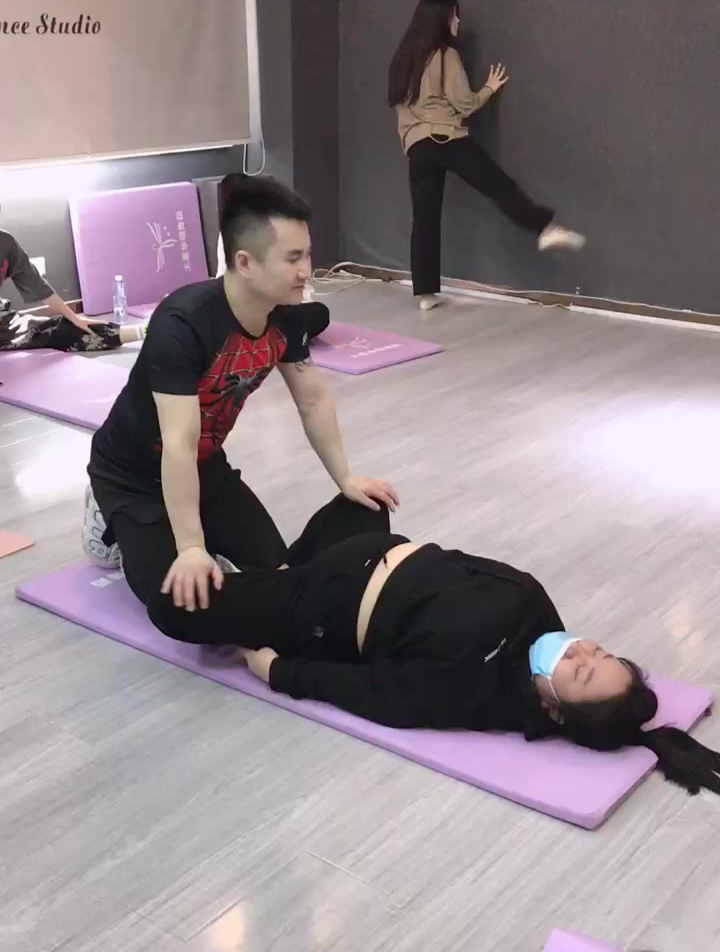 瑜伽教学:美女教练压腿倒计时,美女疼的大声叫