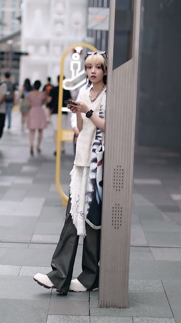 好有个性的小姐姐 春熙路街拍 街拍穿搭