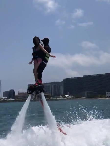 美女来三亚挑战水上飞人,还好不是我媳妇,不然得离婚!-度小视
