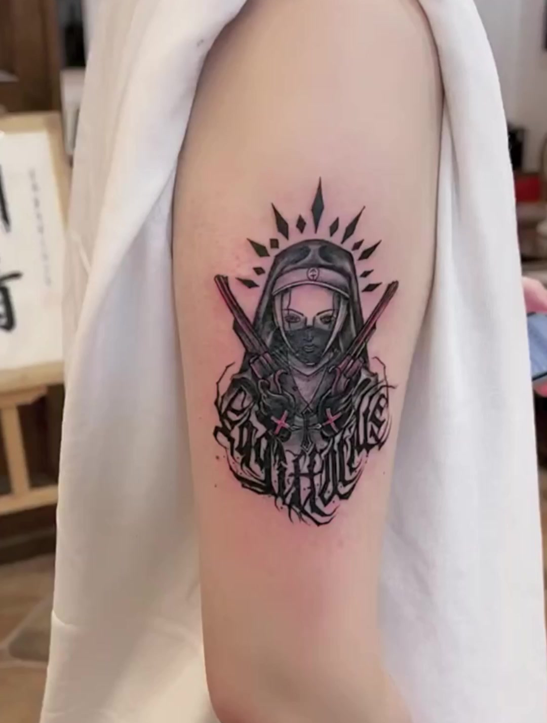 精神妹妹纹身大腿处的纹身还没看够花臂就安排上了