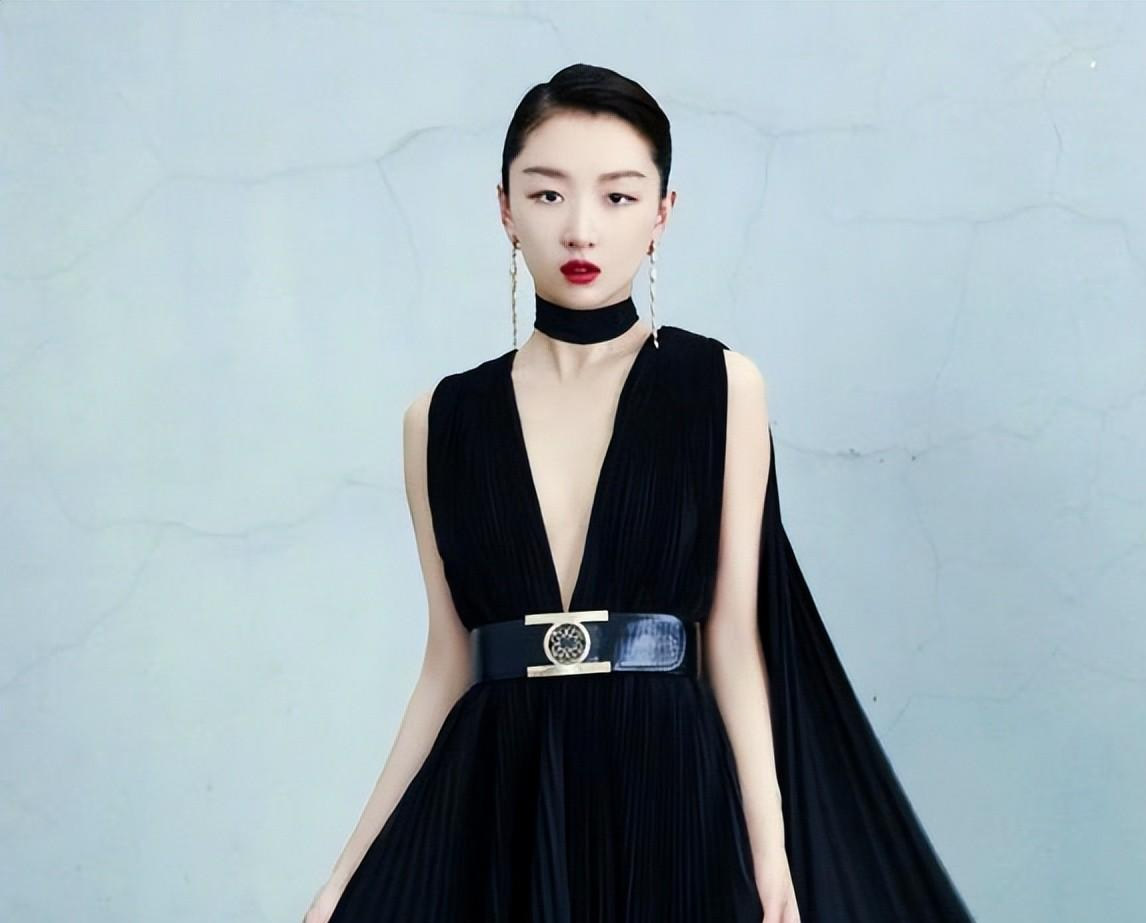 清纯风也许更适合周冬雨