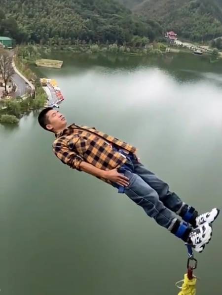 小伙和女朋友分手,来挑战蹦极,这表情感觉心都凉了!