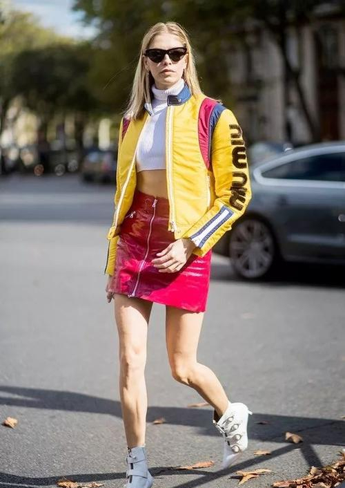 红配黄,不仅仅是暖色配暖色,也是适合大多数黄种人的穿搭配色!