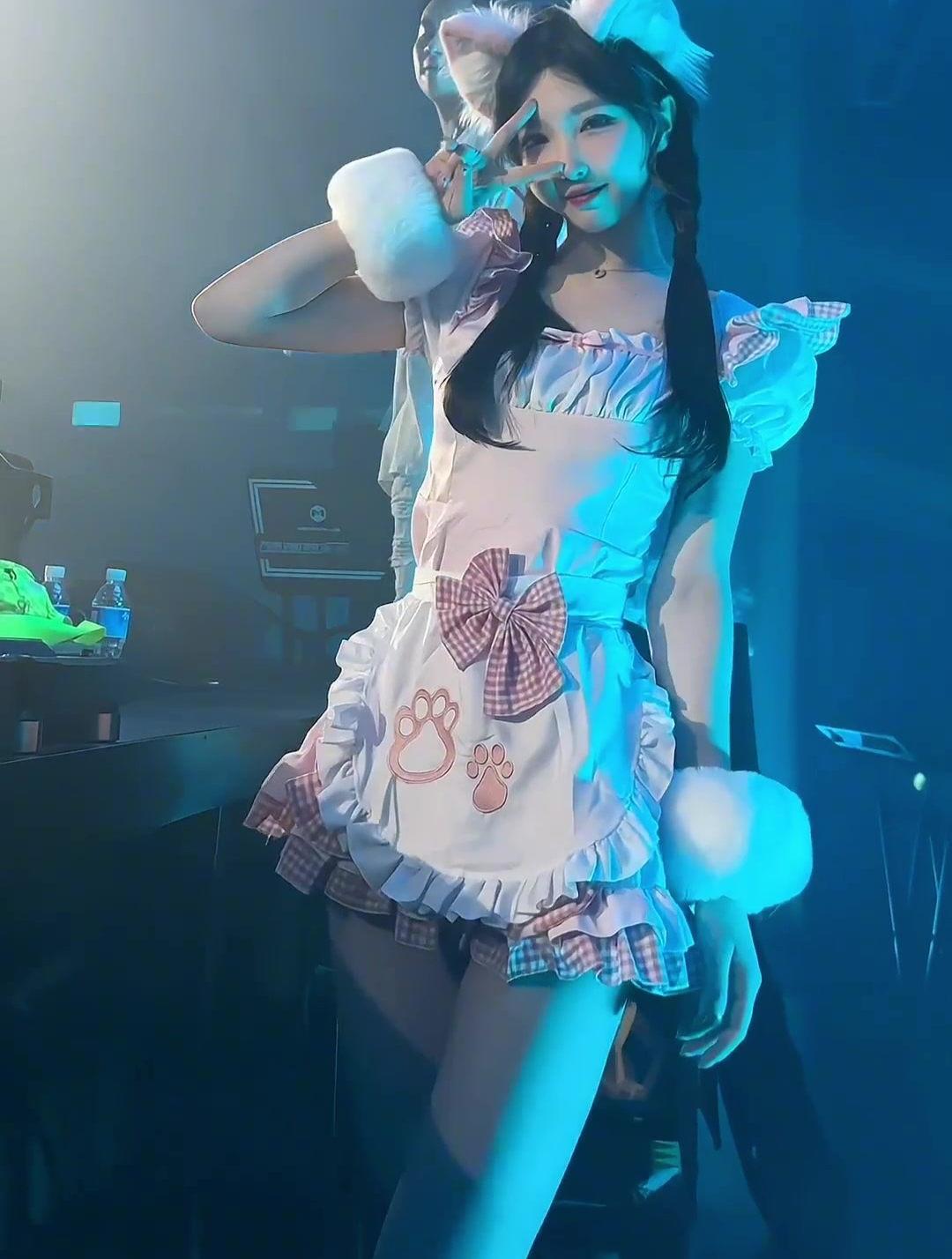 酒吧打碟的美女,眼前这一幕,一般人还真顶不住!