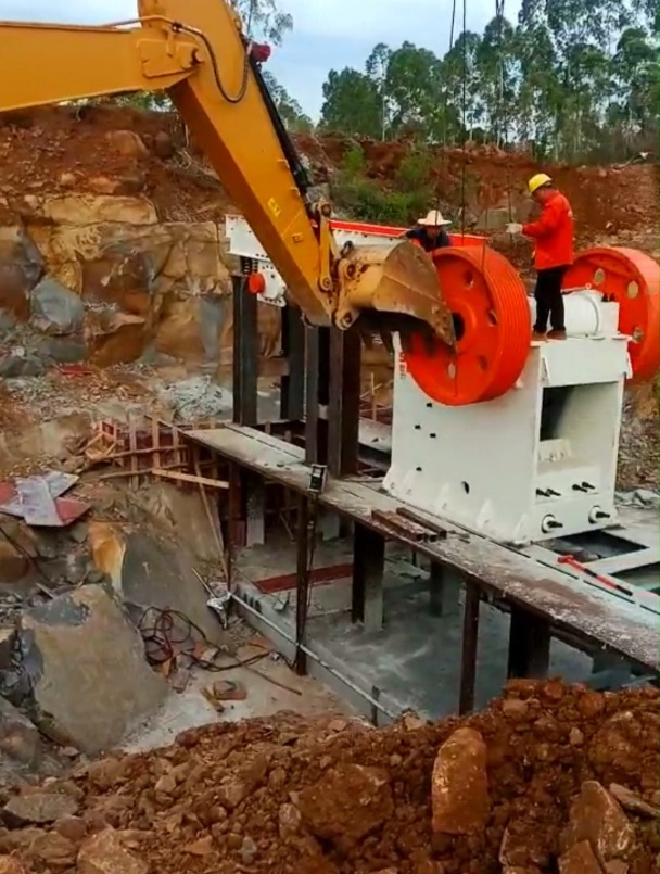 颚式破碎机安装现场大型颚式破碎机一道破