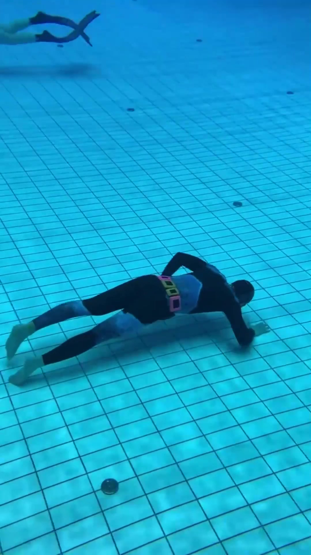 泳池沉底,肺活力惊人,一看就死不了!