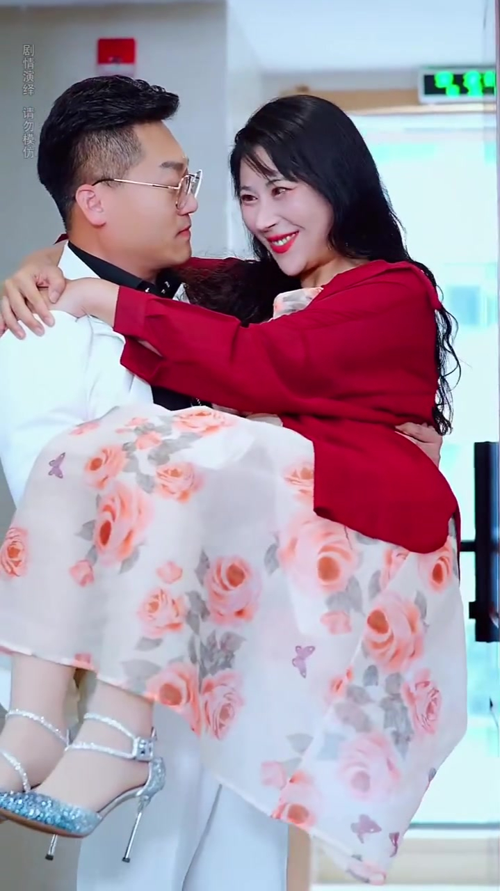 老婆还在家呢,老公就敢往家里抱女人?太不要脸了吧