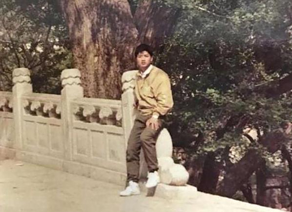 刘强东年轻时的照片,看着确实挺心酸,网友感叹:这才是白手起家