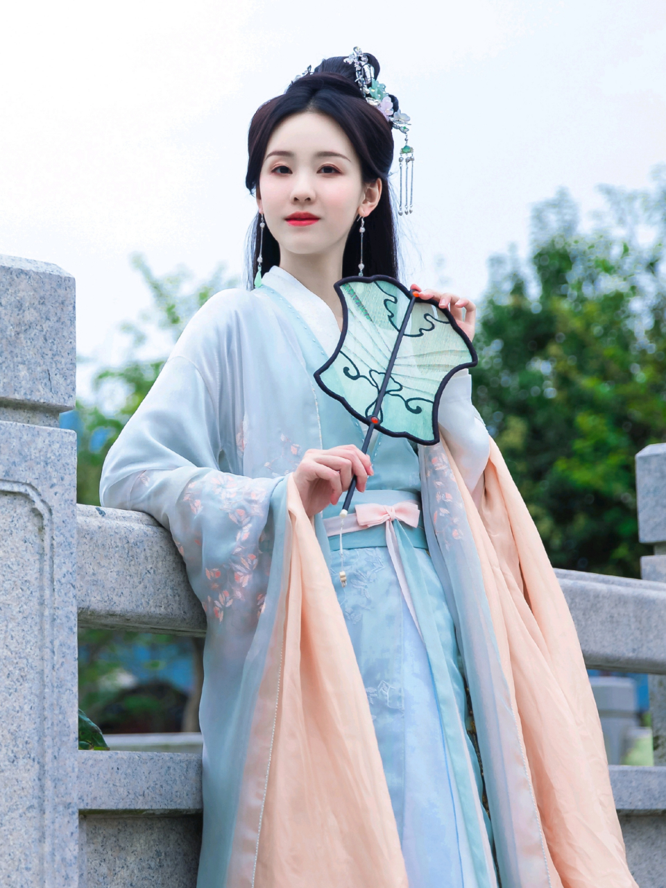 好多人说,古装的美分几种,有一种叫陈都灵古装式的美,你同意不?