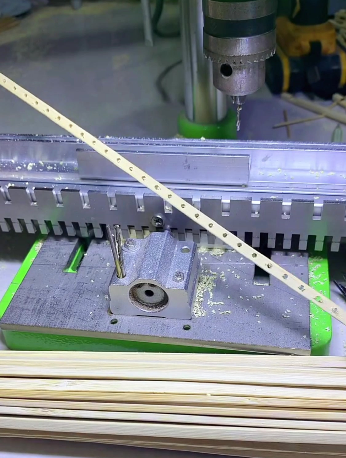 自制鸟笼打孔机,圆料方料通用!-度小视