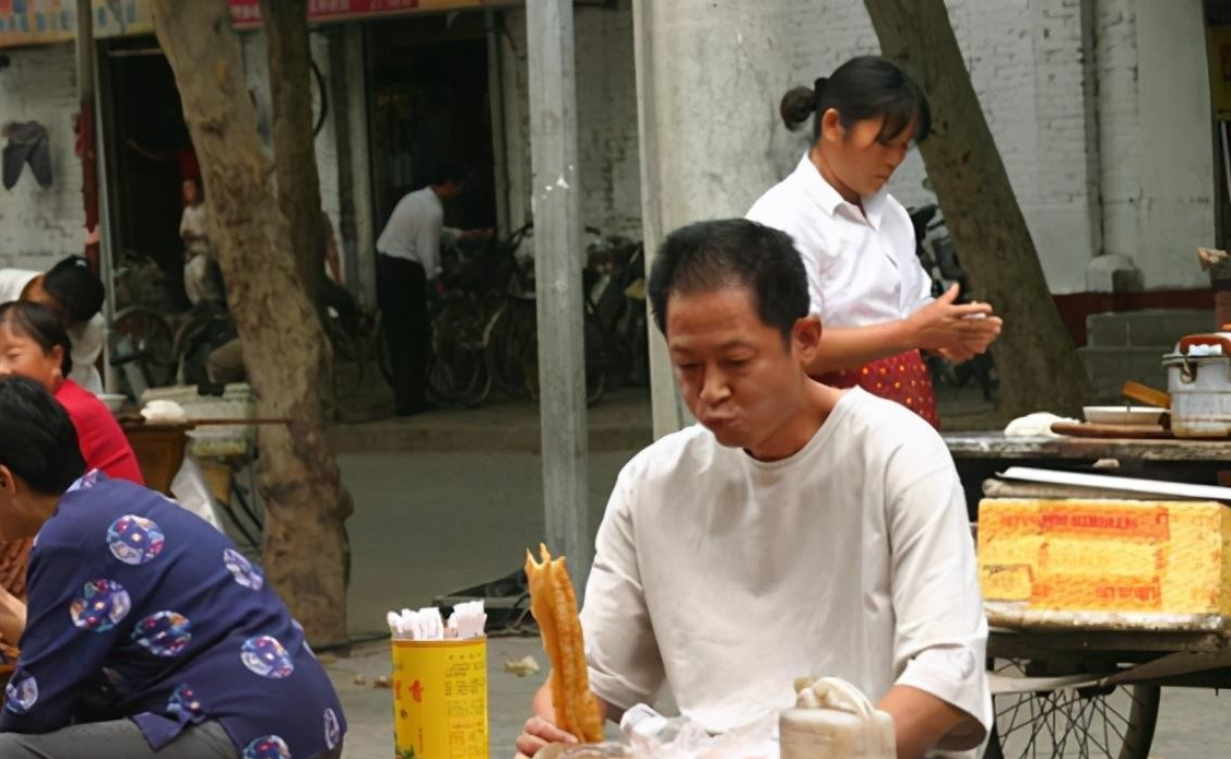 丁元英吃泡面图片