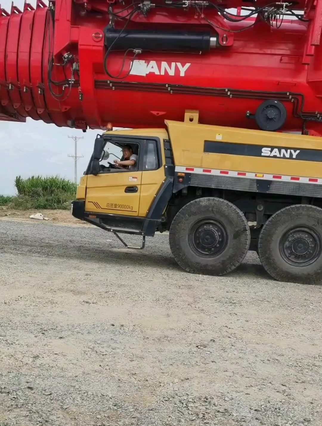 中国三大吊车1600吨大比拼,看着徐工更霸气一点,吊装界的王者-度小视