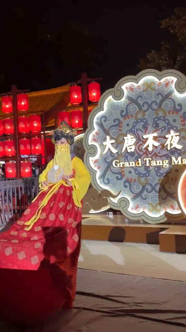 大唐不夜城不倒翁小姐姐,摸到手手啦,小姐姐长得好美呀