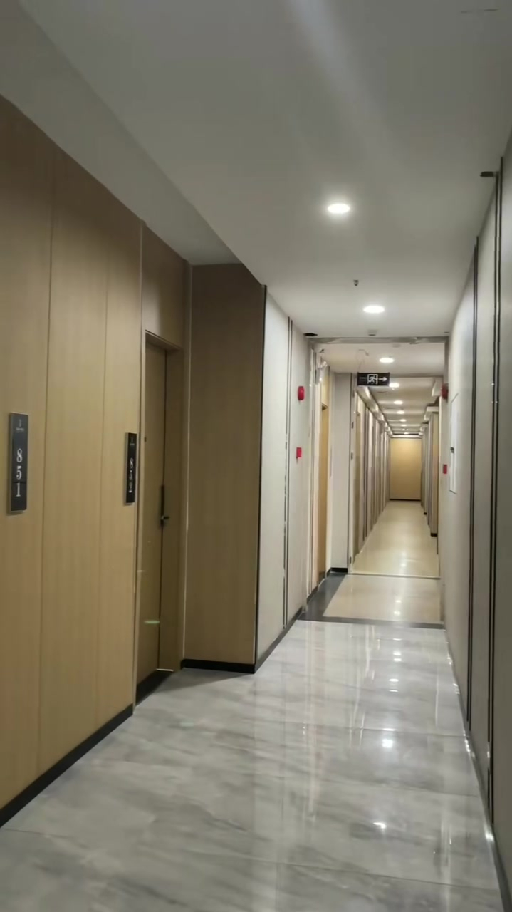 酒店大厅过道竹木纤维板木纹搭配布纹实拍效果