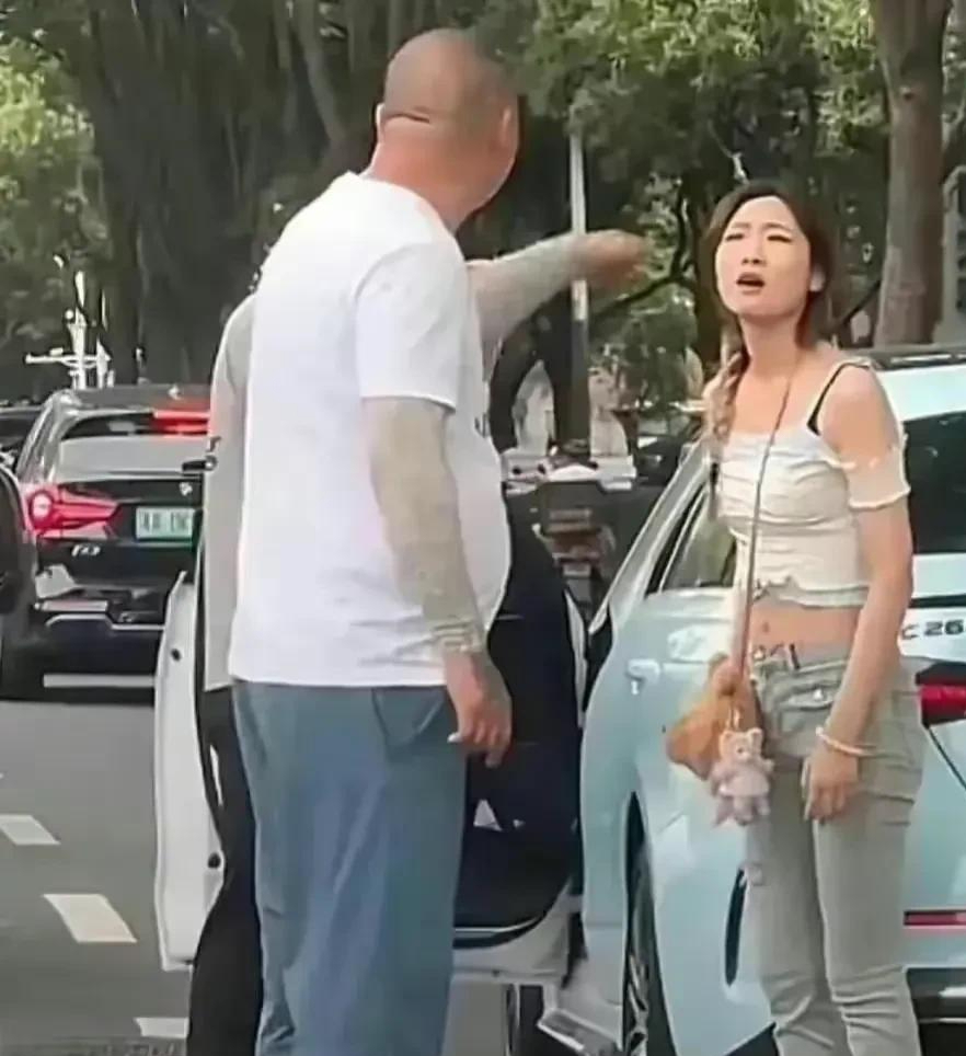 南京光头男当街路怒殴打奔驰女后续:牙齿被打掉2颗 面临巨额赔偿